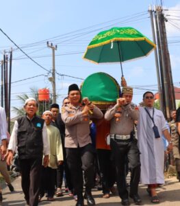 Kapolresta Bandar Lampung Ikut Menghantarkan Ke Peristirahatan Terakhir, Tokoh Kharismatik NU Lampung K.H. M. Arief Mahya