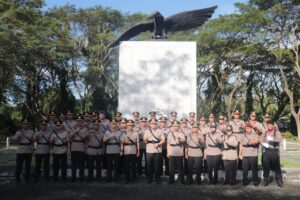 Dalam Rangka Menyambut Hari Bhayangkara ke-78, Polres Lampung Selatan laksanakan Ziarah dan Tabur Bunga di TMP Kusuma Bangsa