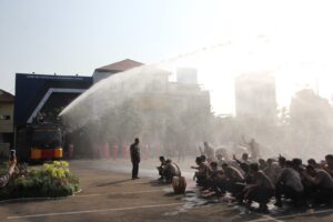 Tradisi Siraman Air Kembang dan Water Canon Warnai Acara Kenaikan Pangkat Personel Polresta Bandar Lampung