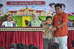 PERINGATI HARI ANAK NASIONAL 2024, OJK PROVINSI LAMPUNG EDUKASI PELAJAR TENTANG CERDAS KEUANGAN