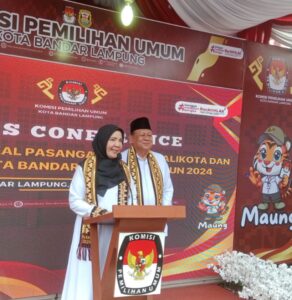 Eva Dwiana Dan Dedy Amarullah Pasangan Calon Walikota dan Wakil Walikota Bandar Lampung Mendaftarkan Diri Ke KPU Kota Bandar Lampung Diiringi Massa Dan Partai Pendukungnya